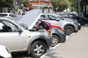 Автоэксперт Гоман назвал самые опасные летние привычки водителей
